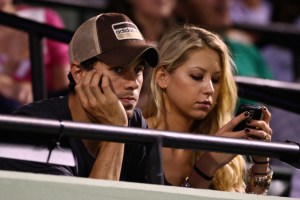 Anna+Kournikova+Enrique+Iglesias+Sony+Ericsson+Gf-1nHqTG5zl